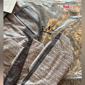 Thirty One Pet Travel Set           
in Grey HerringBONE
4 pc set